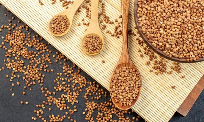 Mediterranean quinoa salad is becoming a popular nutritional choice thanks to being rich in protein and fiber. Photo: Thuy Duong