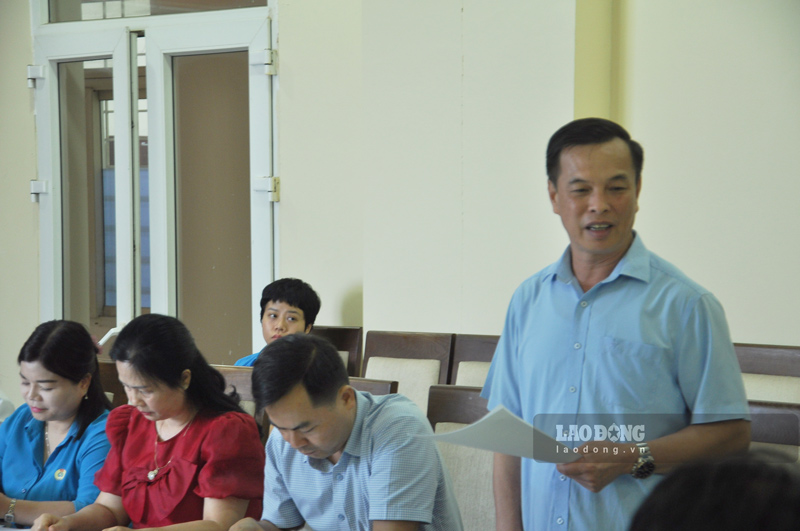 Bí thư Đảng ủy xã Tằng Loỏng Nguyễn Quang Úy mong doanh nghiệp sớm hoạt động ổn định. Ảnh: Đinh Đại