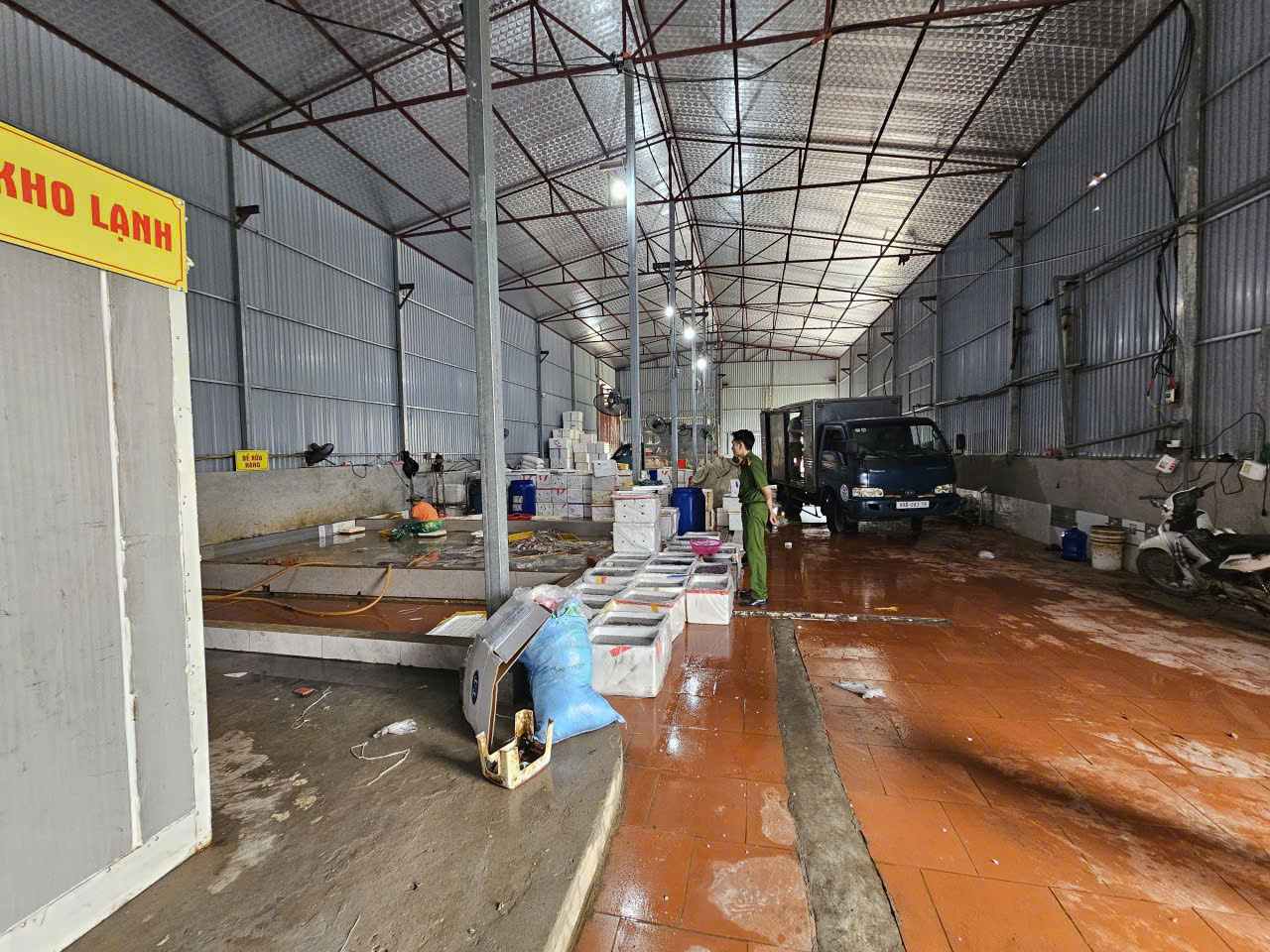 Lực lượng chức năng tiến hành kiểm tra phát hiện một số vi phạm quy định về an toàn thực phẩm. Ảnh: Công an tỉnh Bắc Ninh

