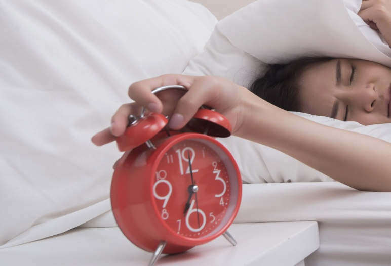 Sleeping early not only helps restore energy but also improves memory, cardiovascular and mental health. Photo: Thuy Duong