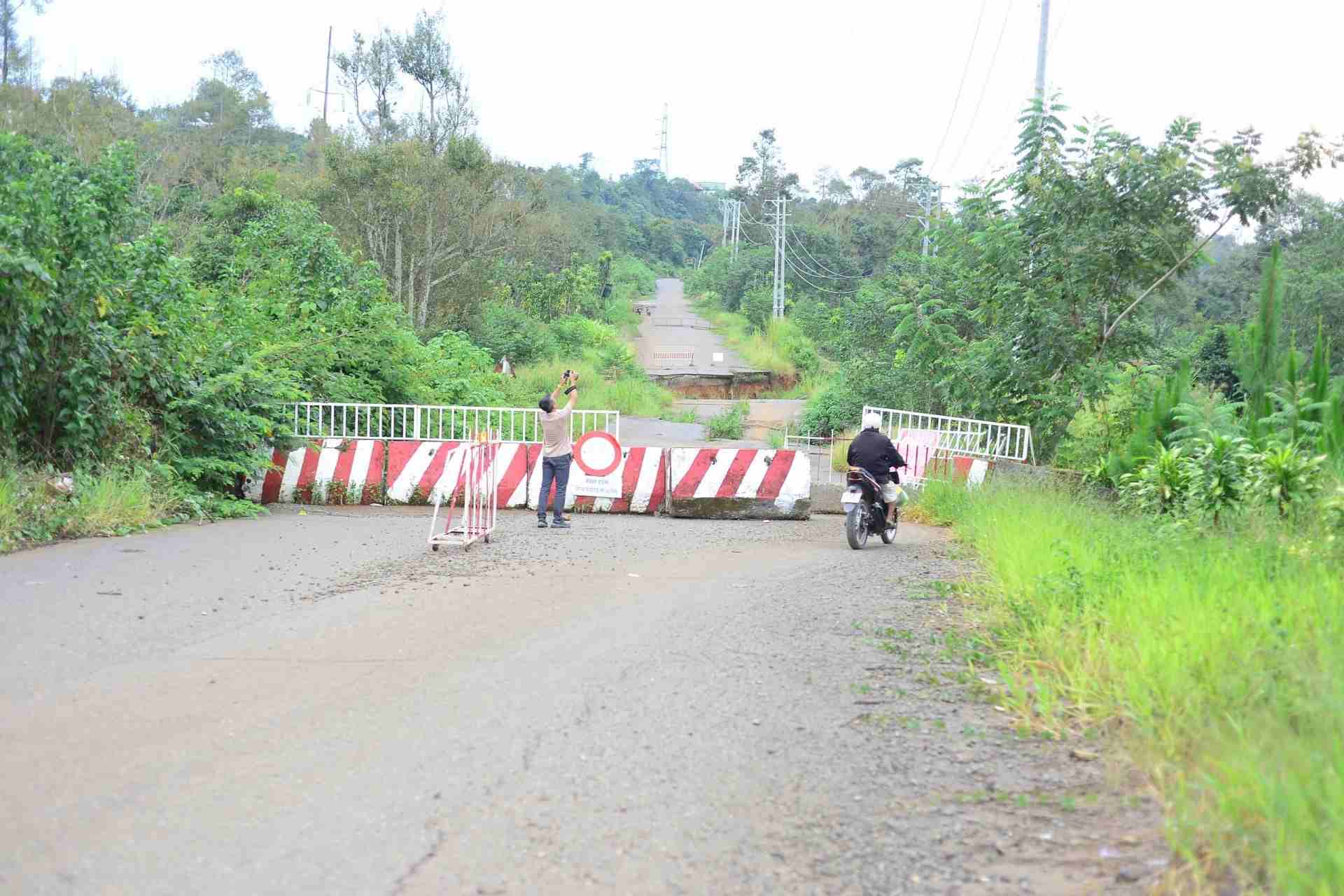 The Bao Loc bypass is damaged and seriously degraded after 5 years of construction suspension. Photo: Phuc Khanh