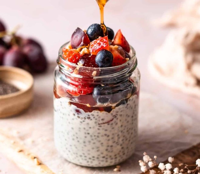 Combining chia seeds with yogurt not only enhances the flavor but also supports digestion. Photo: Quoc Trung