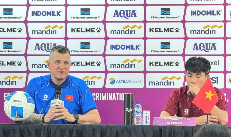 Huấn luyện viên Cristiano Roland cần giúp các học trò giữ được tâm lý ổn định. Ảnh: VFF