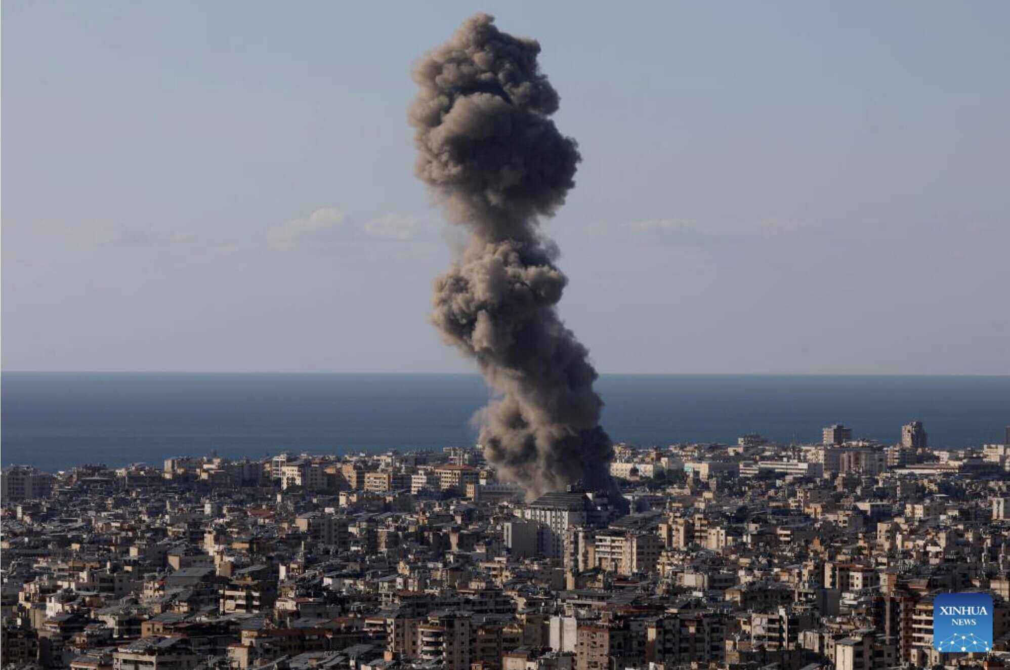 레바논을 겨냥한 이스라엘의 공격 후 연기가 피어오르고 있습니다. 사진: 신화