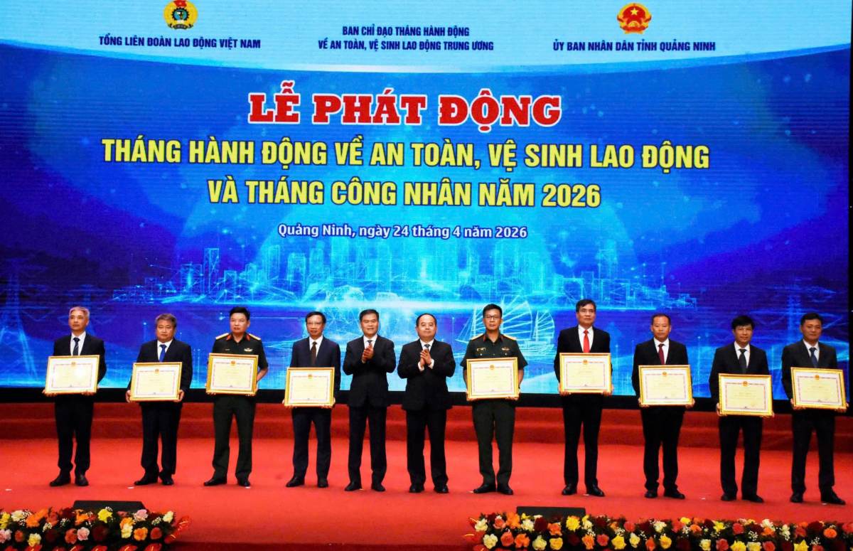 Bí thư Tỉnh ủy Quảng Ninh Quản Minh Cường và Chủ tịch UBND tỉnh Quảng Ninh Bùi Văn Khắng trao bằng khen cho 6 tập thể và 3 cá nhân có thành tích xuất sắc trong phong trào bảo đảm an toàn vệ sinh lao động năm 2025 tại Quảng Ninh. Ảnh: Nguyễn Huệ