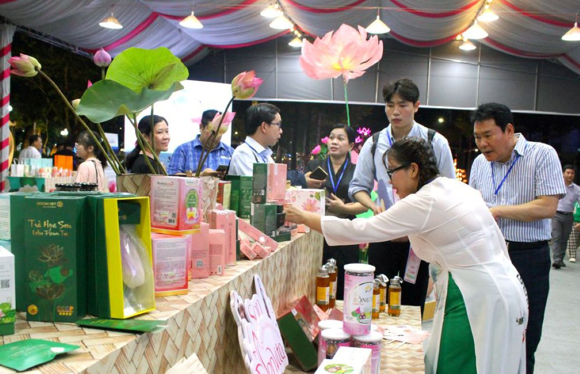 Tỉnh Đồng Tháp từng tổ chức nhiều lễ hội nông sản đặc trưng của địa phương, như: lễ hội cá tra, lễ hội sen... Ảnh: Thanh Mai