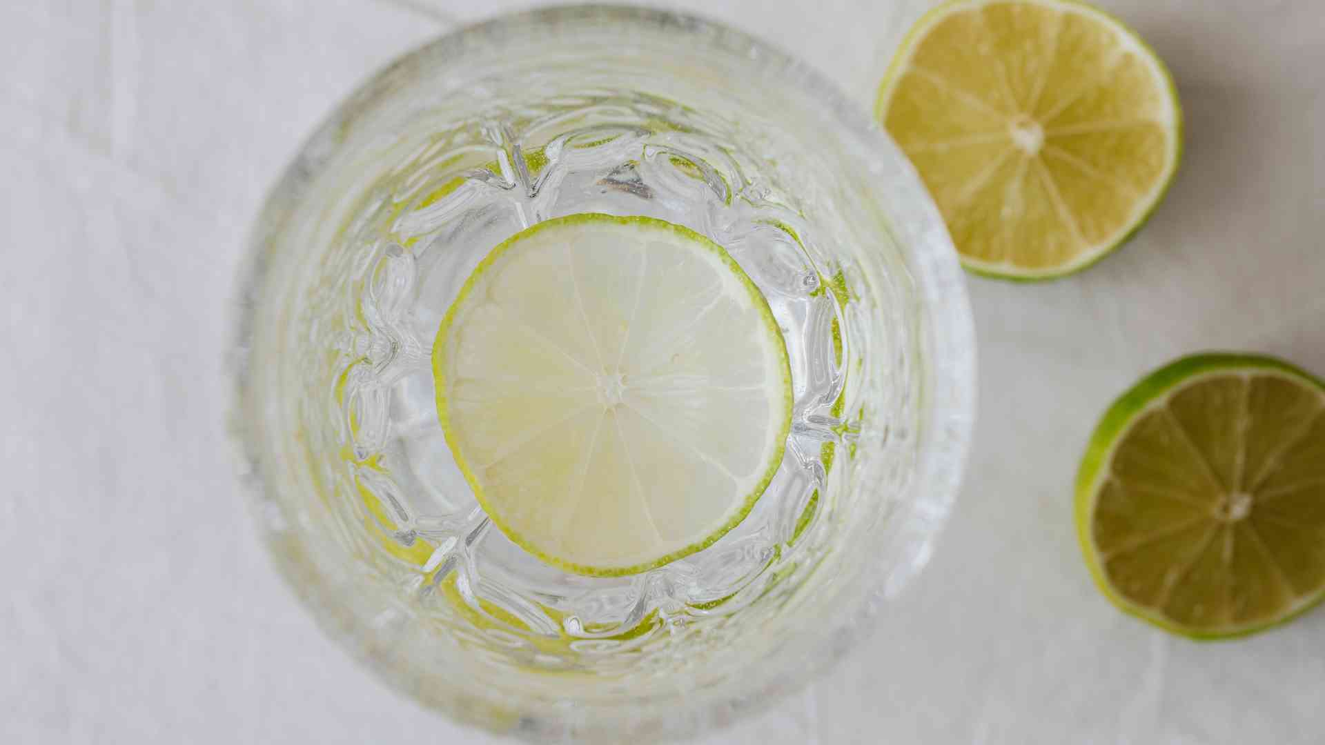 Drinking lemon water in the morning is a common habit that helps support health. Photo: Nguyen Ly