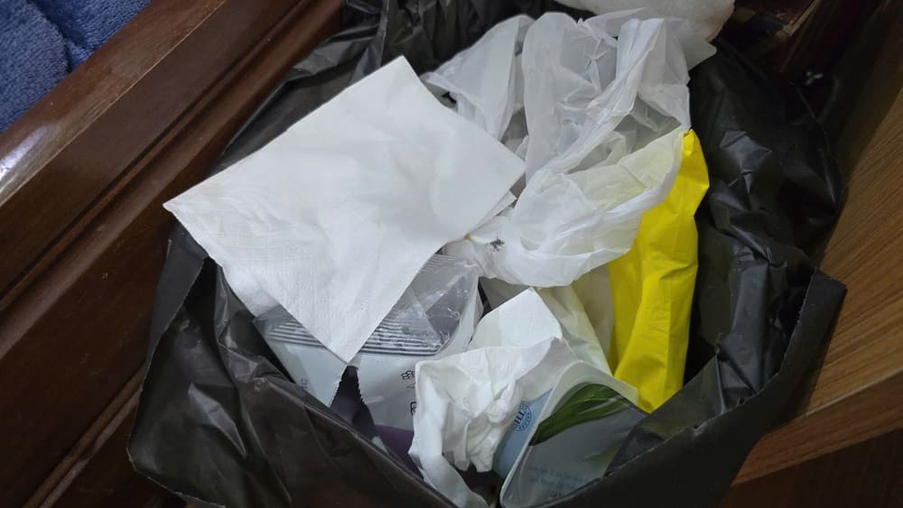 쓰레기 버리기를 게을리하는 실수로 인해 침실에서 악취가 나고 삶의 질에 영향을 미칩니다. 사진: 뚜언닷