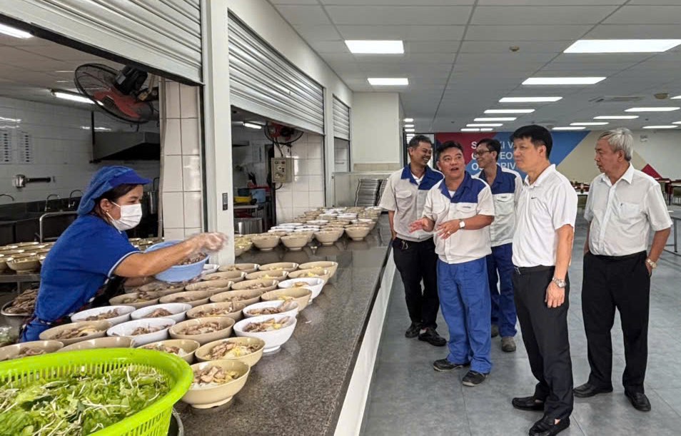 Ông Mai Mạnh Dũng - Chủ tịch Công đoàn VEAM (thứ 2 từ phải sang) kiểm tra bếp ăn tập thể công nhân tại một doanh nghiệp có vốn đầu tư nước ngoài. Ảnh: Công đoàn VEAM