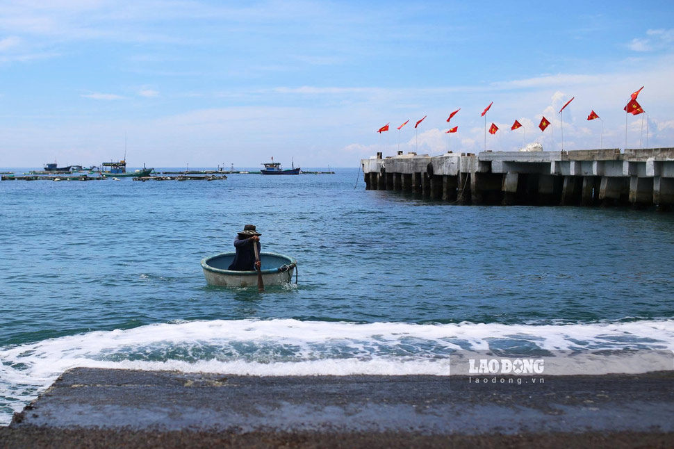 Ra vào xã đảo Nhơn Châu đều phụ thuộc vào thuyền đò. Ảnh: Hoài Phương
