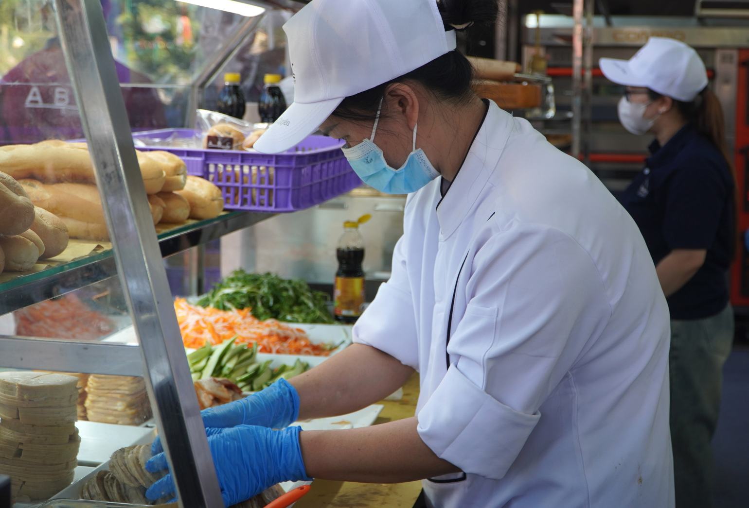 Chị Nguyễn Thị Thanh Thảo - Trưởng phòng Truyền thông ABC Bakery cho hay việc tham gia lễ hội không chỉ nhằm giới thiệu sản phẩm mới mà còn góp phần lan tỏa hình ảnh bánh mì Việt Nam đến gần hơn với du khách quốc tế. Doanh nghiệp này kỳ vọng, nhờ diễn ra trong dịp nghỉ lễ kéo dài, lượng khách đến lễ hội năm nay sẽ tăng mạnh so với năm trước, với mục tiêu tiêu thụ khoảng 2.500 ổ bánh mì mỗi ngày, góp phần tạo nên một mùa lễ hội sôi động và ấn tượng.