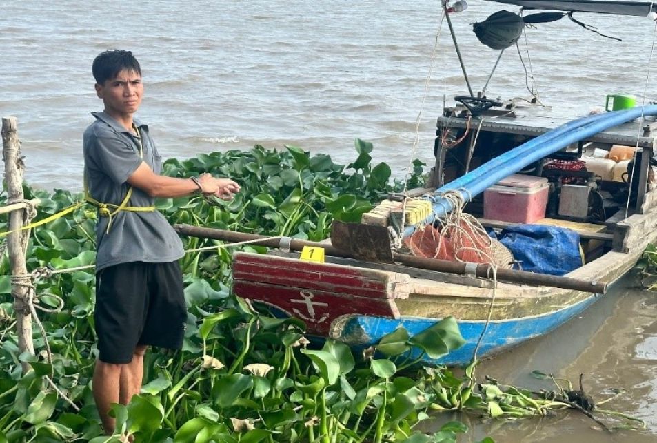 Đối tượng trộm cắp ghe và hiện vật tại hiện trường. Ảnh: Công an tỉnh Đồng Tháp