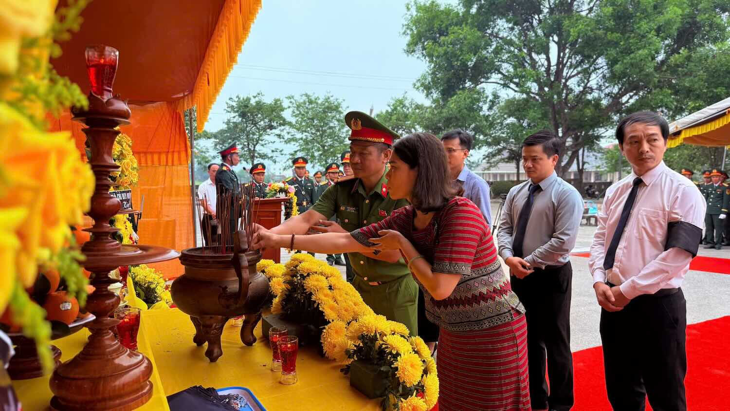 Thắp hương tri ân, tưởng nhớ các liệt sĩ. Ảnh: Hưng Thơ.