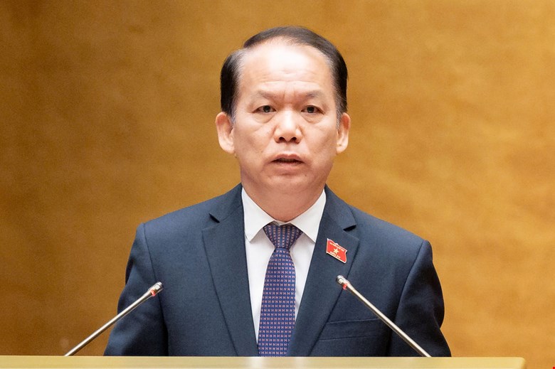 Minister of Justice Hoang Thanh Tung presents a report explaining, receiving, and revising the draft Resolution of the National Assembly on piloting the institution of public lawyers. Photo: Media National Assembly