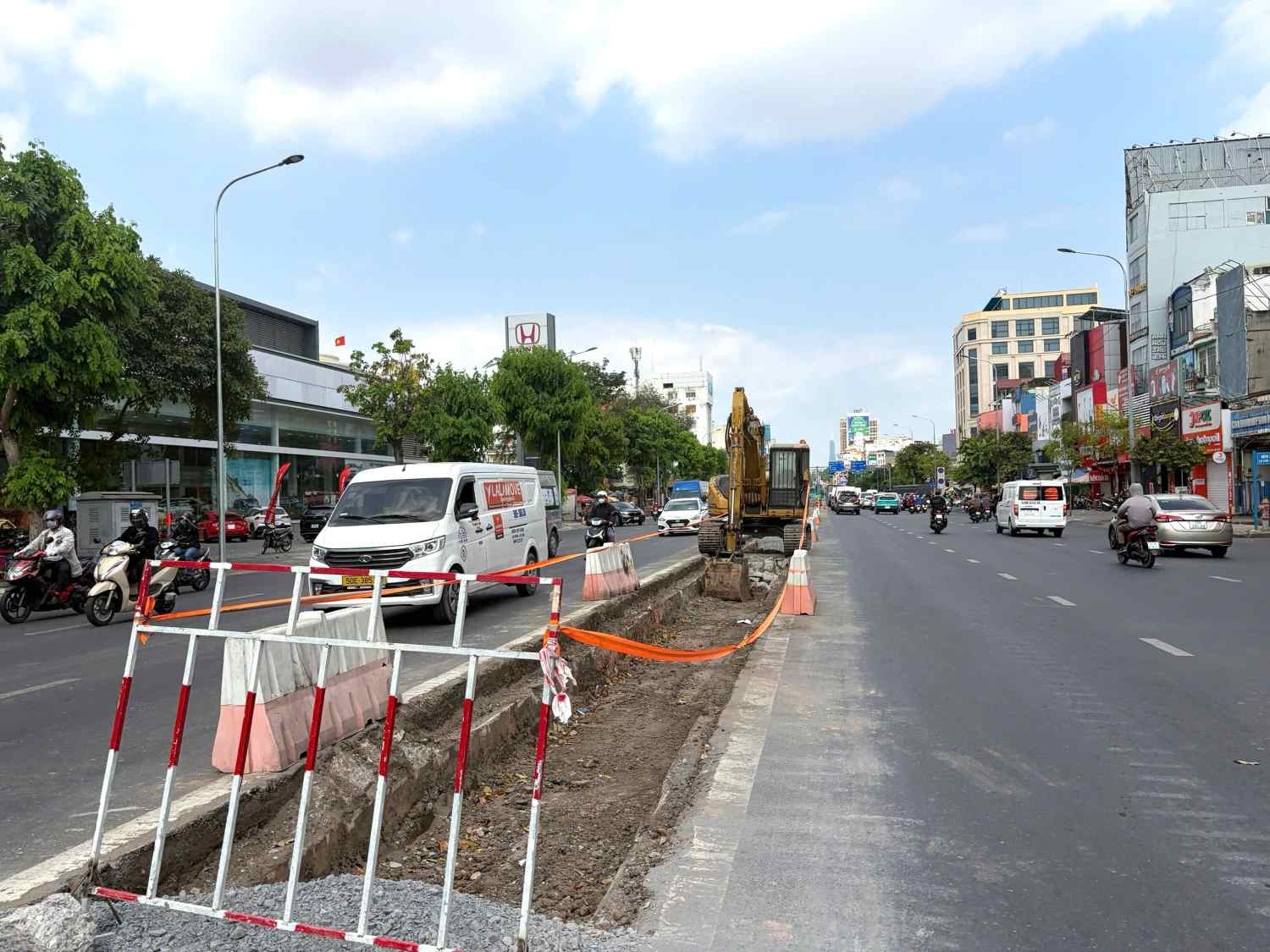 Cong Hoa Street is being demolished with a concrete median strip in the middle of the road. Photo: Minh Quan