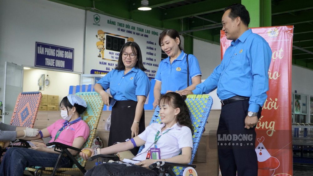 Đoàn viên, CNLĐ Công ty TNHH Hwaseung Rạch Giá tham gia hiến máu tình nguyện, chia sẻ trách nhiệm với cộng đồng. Ảnh: Nguyên Anh