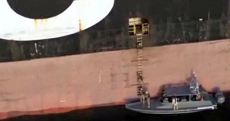 Iran bắt giữ tàu, dầu tăng