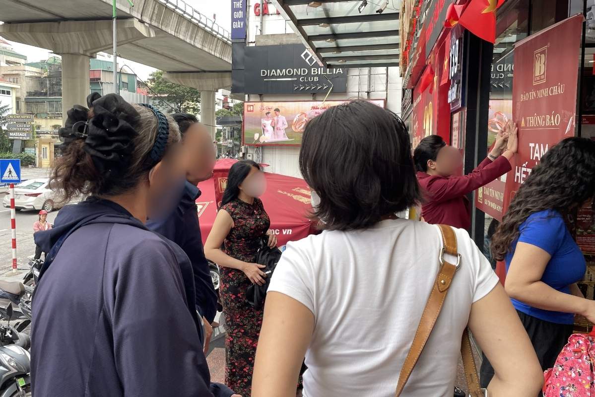 Ce matin (24 avril), le prix de l'or a baissé, le magasin a accueilli un maximum de 50 personnes pour négocier des lingots d'or ronds et lisses. Photo: Ha Linh
