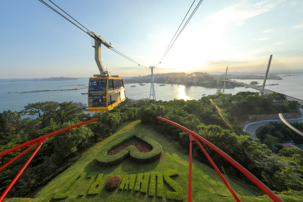 Cáp treo Nữ Hoàng - nơi ngắm cảnh vịnh tuyệt đẹp từ trên cao. Ảnh: Thanh Sơn