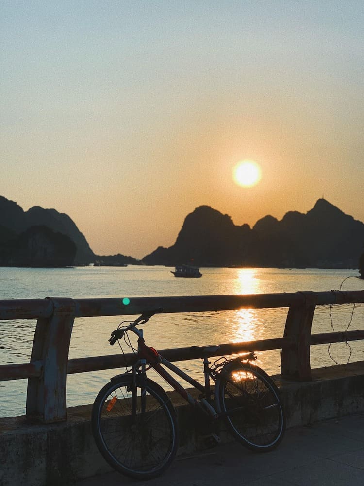 Đạp xe quanh đường bao  biển là một trải nghiệm không thể tuyệt vời hơn để bắt đầu ngày mới. Ảnh: Thảo Nhi