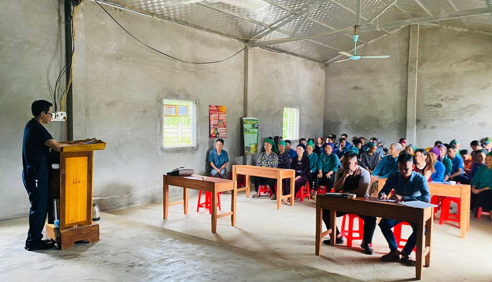 Đông đảo người dân tham dự hội nghị tại bản Hò chăm chú lắng nghe và tiếp thu nội dung tuyên truyền.