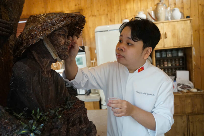 Art cake over 1m high recreates wartime memories on the occasion of the 30th.