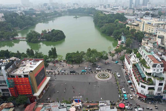 Hanoi plans to ban gasoline motorbikes on streets around Hoan Kiem Lake, pilot low-emission zones from July 1. Photo: Song Huu