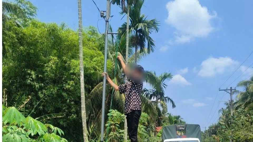 カンロンコミューン警察は、農村部の照明用電線窃盗事件に関与した容疑者グループを解明しています。写真:ヴィンロン警察