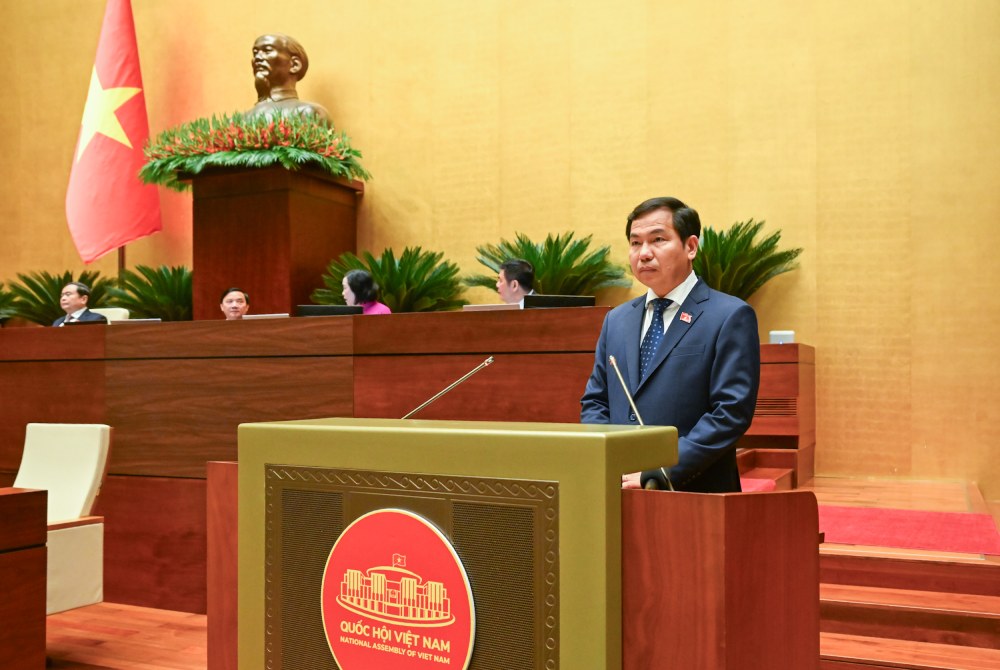 Tổng Thư ký Quốc hội, Chủ nhiệm Văn phòng Quốc hội Lê Quang Mạnh trình bày dự thảo Nghị quyết Kỳ họp thứ Nhất, Quốc hội khóa XVI. Ảnh: Phạm Đông