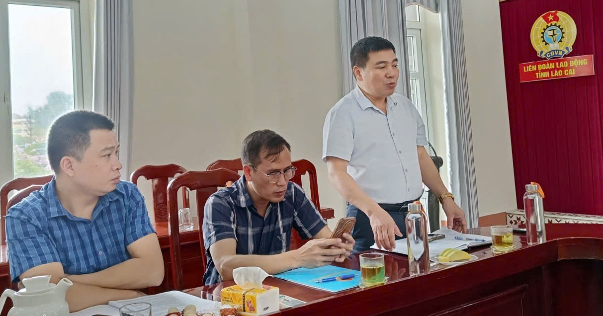 Ông Phan Huy Cường – Phó Chủ tịch LĐLĐ tỉnh Lào Cai trao đổi nội dung phối hợp. Ảnh: Minh Đức