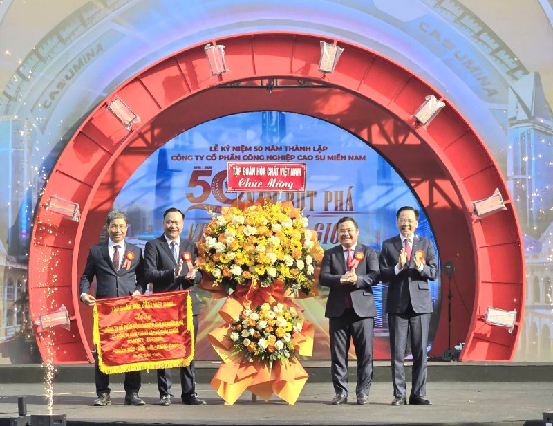 Leaders of Vietnam National Chemical Group (first, both right) present banners and flowers to CASUNINA leaders on the occasion of the 50th anniversary of their establishment (April 19, 1976 - April 19, 2026). Photo: Nam Duong