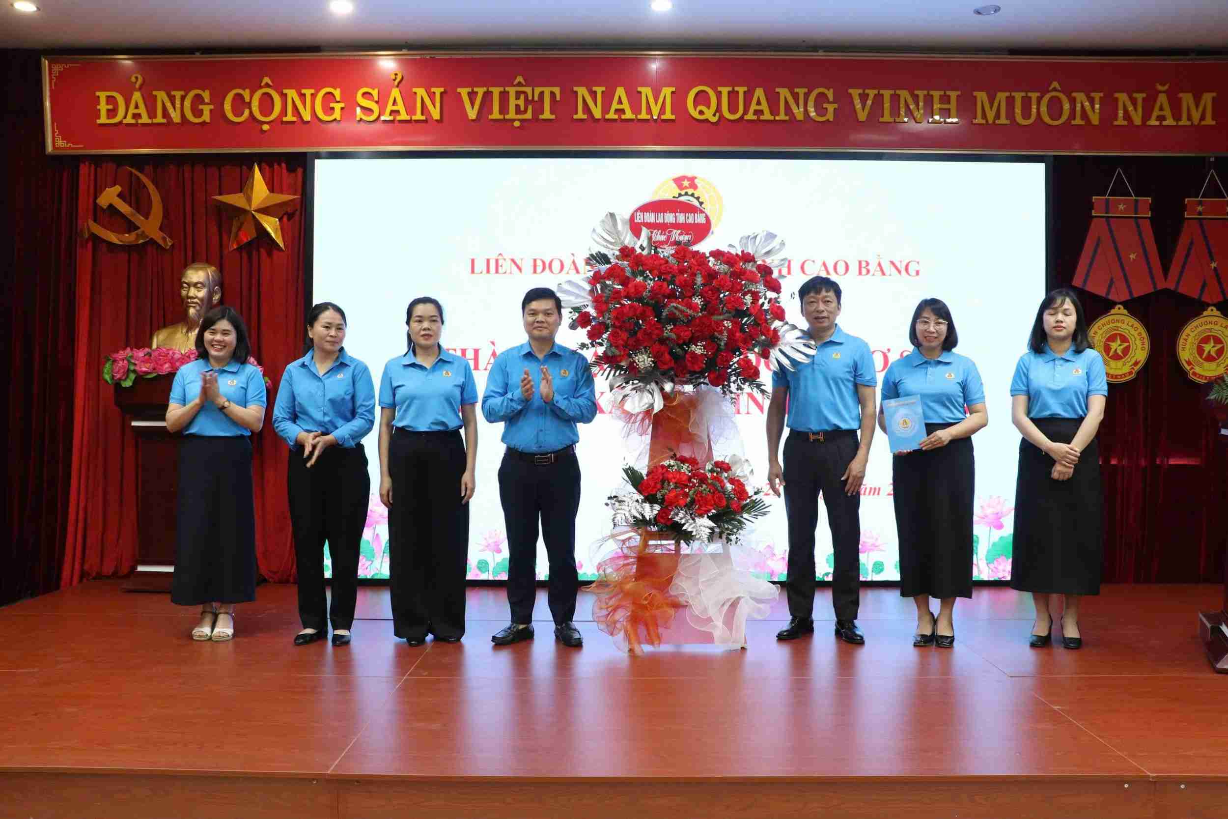 Leaders of the Cao Bang Provincial Labor Federation present flowers to congratulate the success of the Congress. Photo: Dam Tu