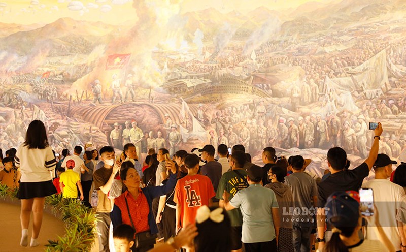Tourists visit the panorama of the Dien Bien Phu Campaign. Photo: Quang Dat