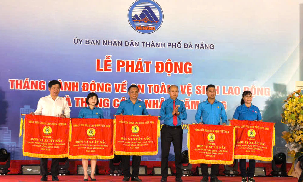 Da Nang City Labor Federation is authorized to award the Emulation Flag of the Vietnam General Confederation of Labor to 5 collectives with outstanding achievements in trade union activities in 2025. Photo: Tuong Minh