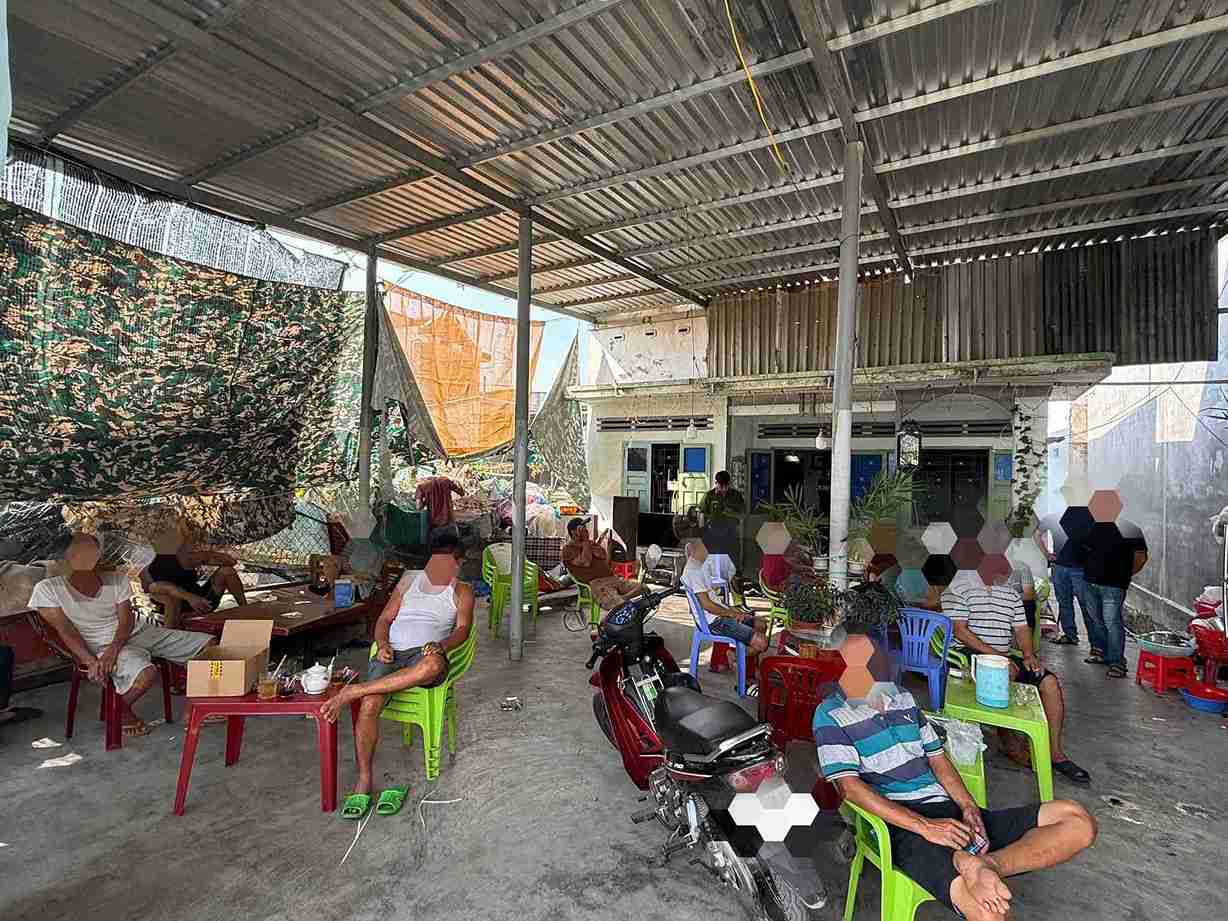 Cơ quan Công an đã bắt quả tang nhóm người đánh bạc trong quán cà phê. Ảnh: Công an cung cấp