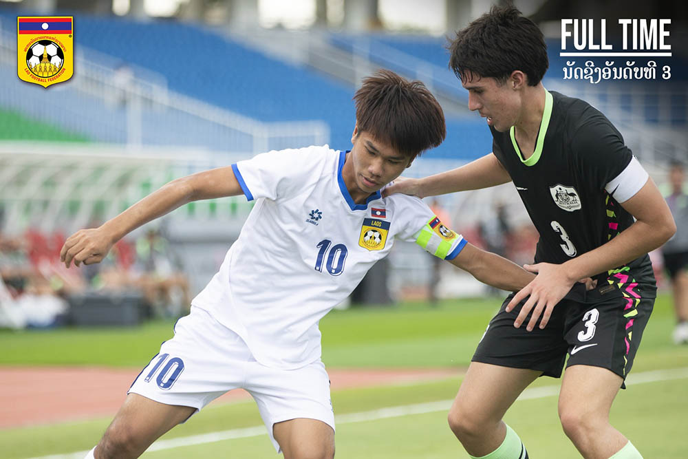 La U17 de Laos se enfrenta a la U17 de Malasia en el partido por el tercer puesto del Campeonato Sub-17 del Sudeste Asiático 2026. Foto: LFF