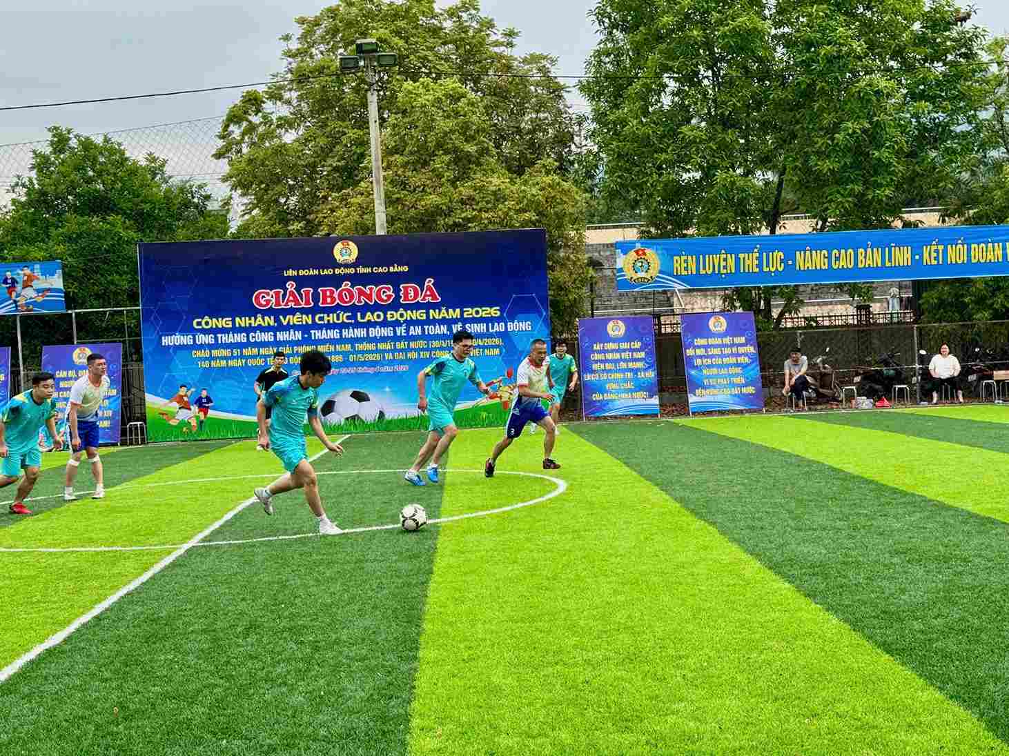 Giải bóng đá giúp tinh thần đoàn viên thêm phấn chấn. Ảnh: Đàm Tự 