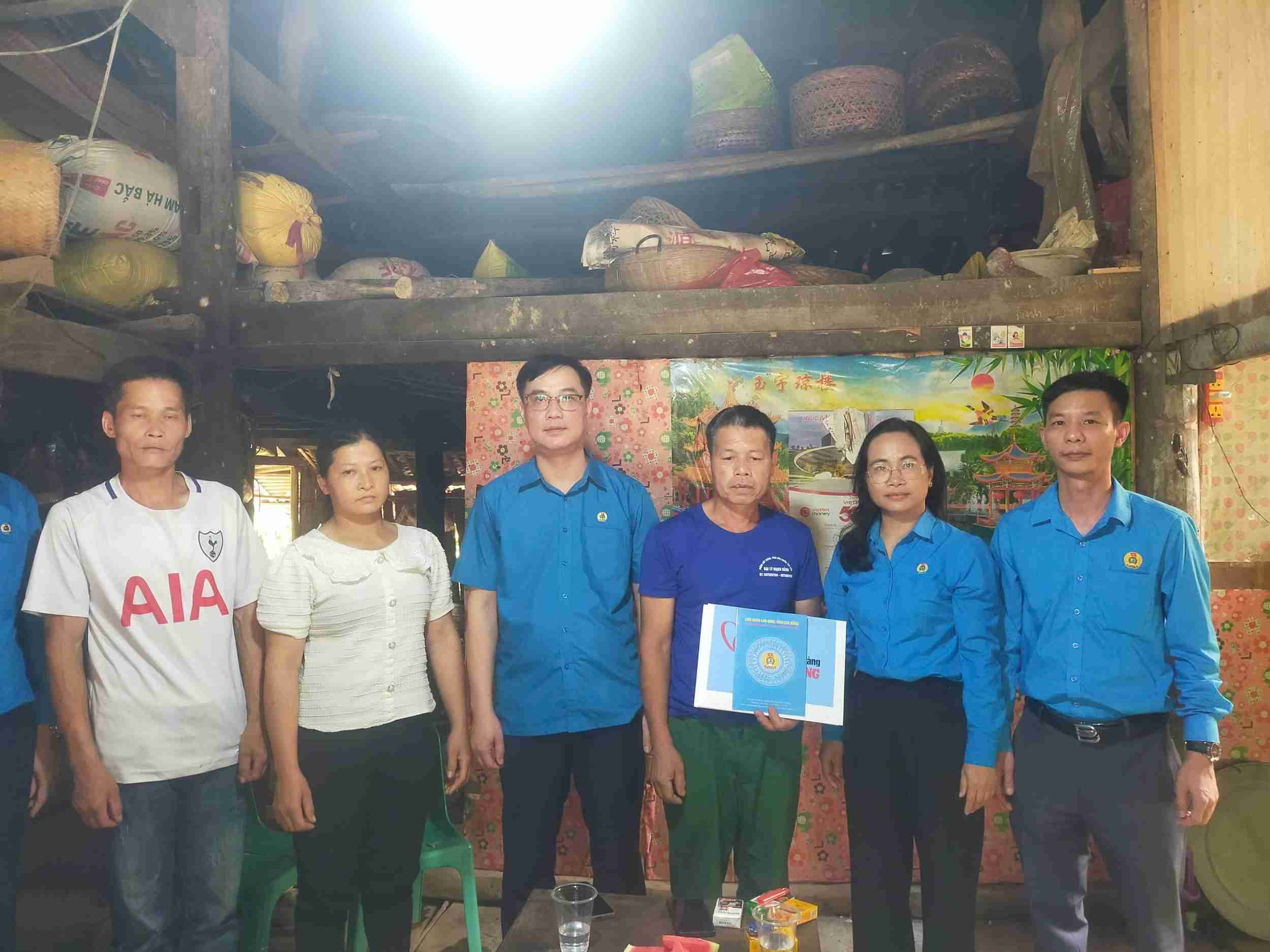 Đoàn công tác trao hỗ trợ cho thân nhân đoàn viên bị tử vong do tai nạn lao động. Ảnh: Đàm Tự 