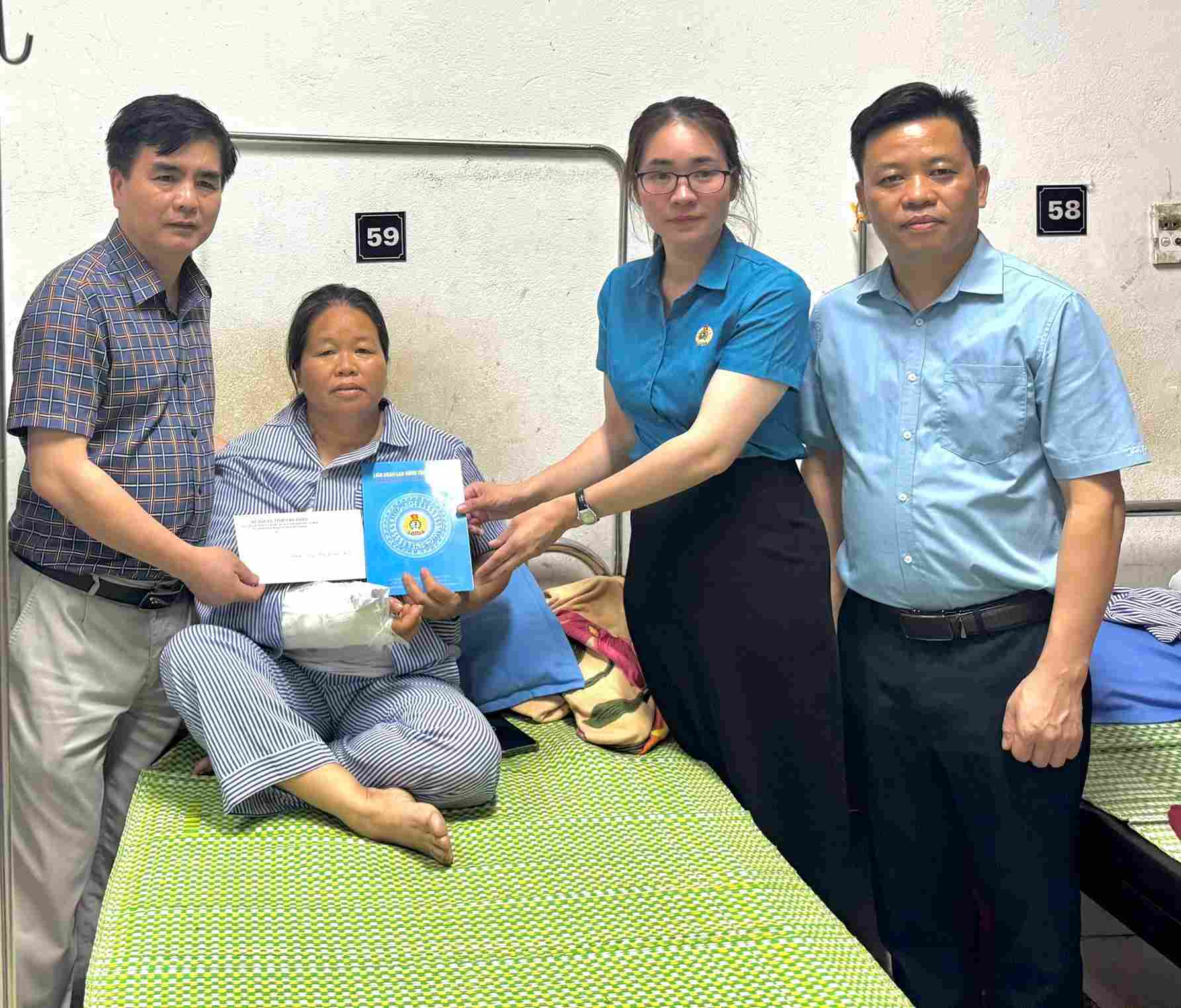 Representatives of the Department of Home Affairs and the Labor Federation of Cao Bang province present support to union member Hoang Thi Hoa - worker of Cao Bang Construction Material Production Joint Stock Company. Photo: Minh Huyen