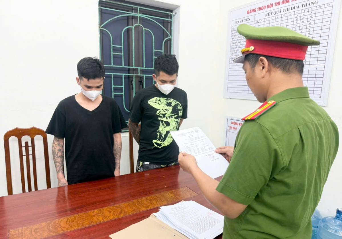 Các đối tượng liên quan đến hành vi mua bán và tổ chức sử dụng trái phép chất ma túy. Ảnh: Công an Hưng Yên