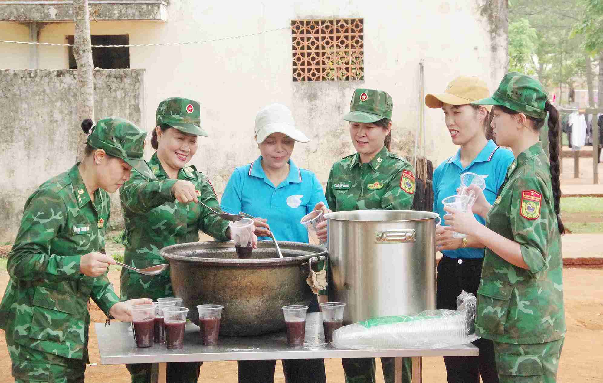 The "Bat Nuoc thao truong" program was organized by the Women's Union right on the training ground, promptly encouraging and supporting soldiers during training hours. Photo: Ngoc Lam