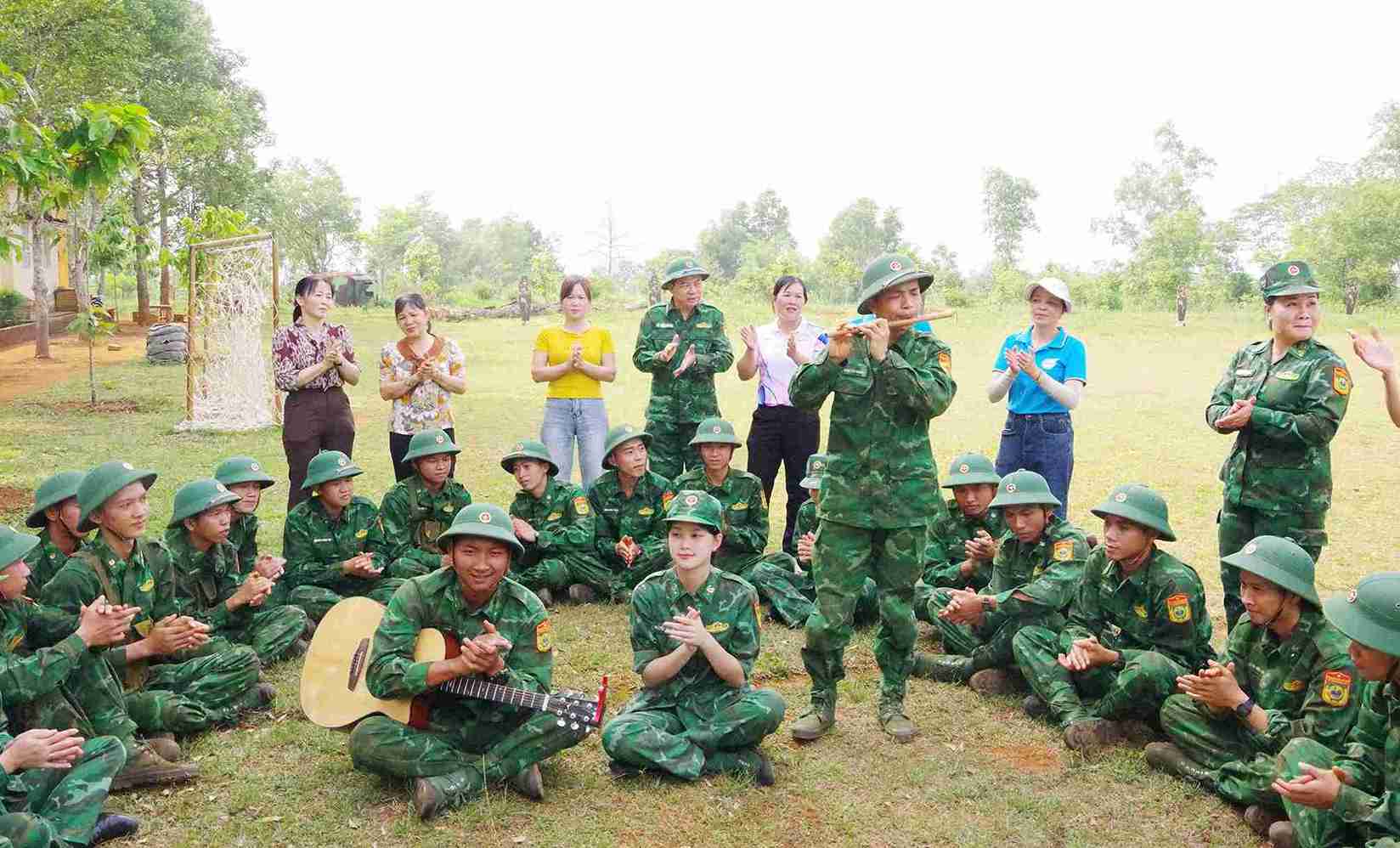 Tiết mục văn nghệ trên thao trường. Ảnh: Ngọc Lâm