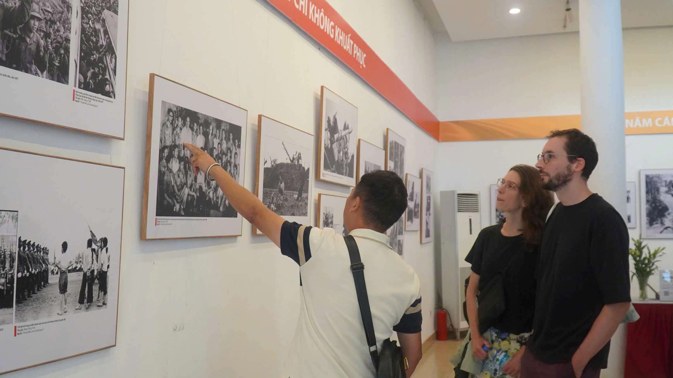 Không chỉ thu hút đông đảo người dân Thủ đô, triển lãm còn nhận được sự quan tâm của du khách quốc tế. Chia sẻ sau hành trình trải nghiệm, anh John (Mỹ) cho biết bản thân rất hào hứng và bất ngờ trước những bức ảnh lịch sử tại triển lãm.