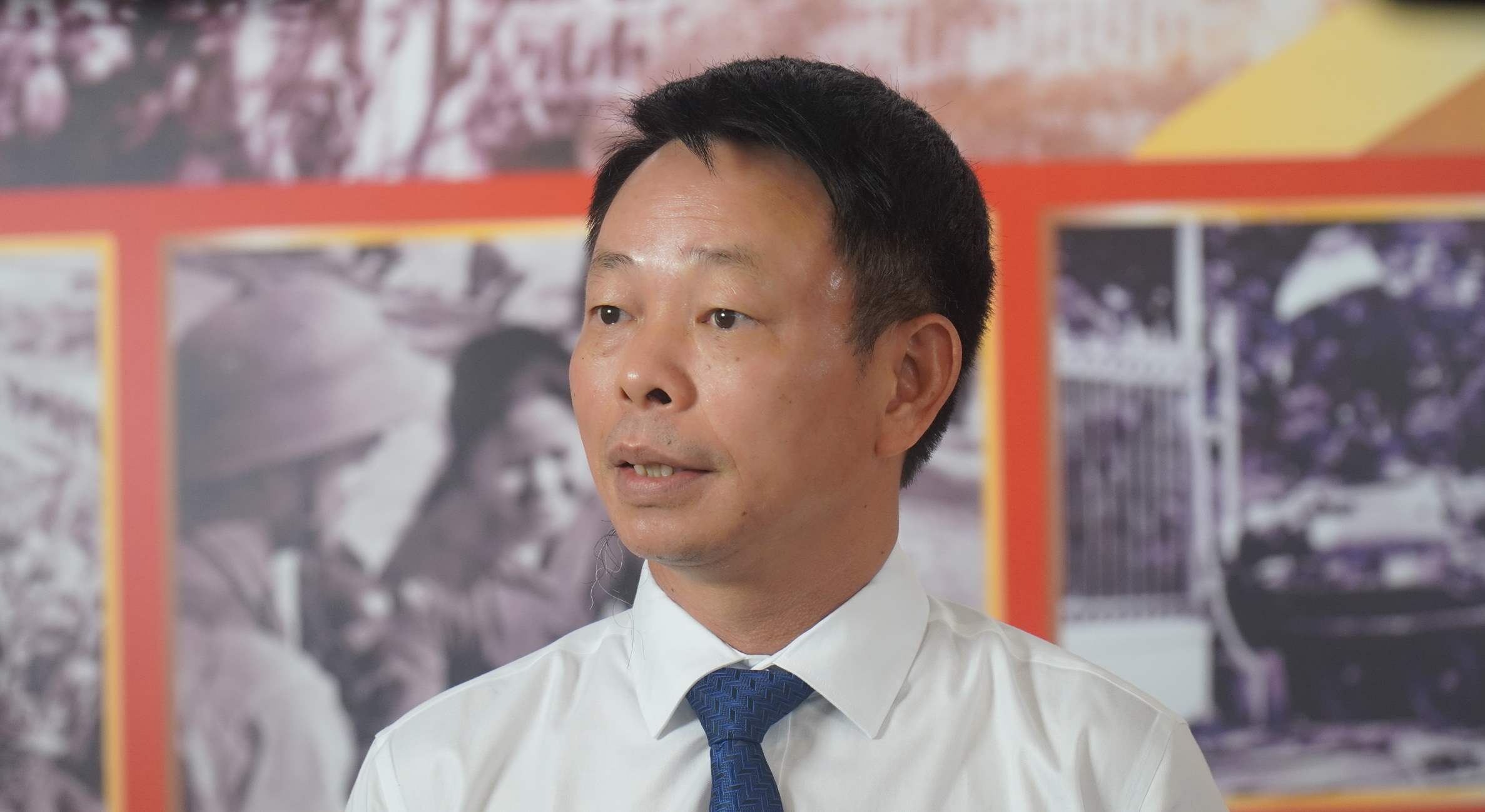 Phát biểu tại triển lãm, nhà báo Phùng Công Sưởng - Tổng biên tập Báo Tiền Phong cho biết: “Triển lãm hôm nay là một hành trình bằng hình ảnh đưa chúng ta trở lại những năm tháng hào hùng, nơi mỗi khung hình là một chứng tích, mỗi khoảnh khắc là một lát cắt chân thực của lịch sử. Từ những ngày đất nước chia cắt đến bước tiến thần tốc và khoảnh khắc non sông thu về một mối, tất cả được tái hiện không chỉ bằng tư liệu mà bằng cảm xúc còn nguyên sức lay động”.