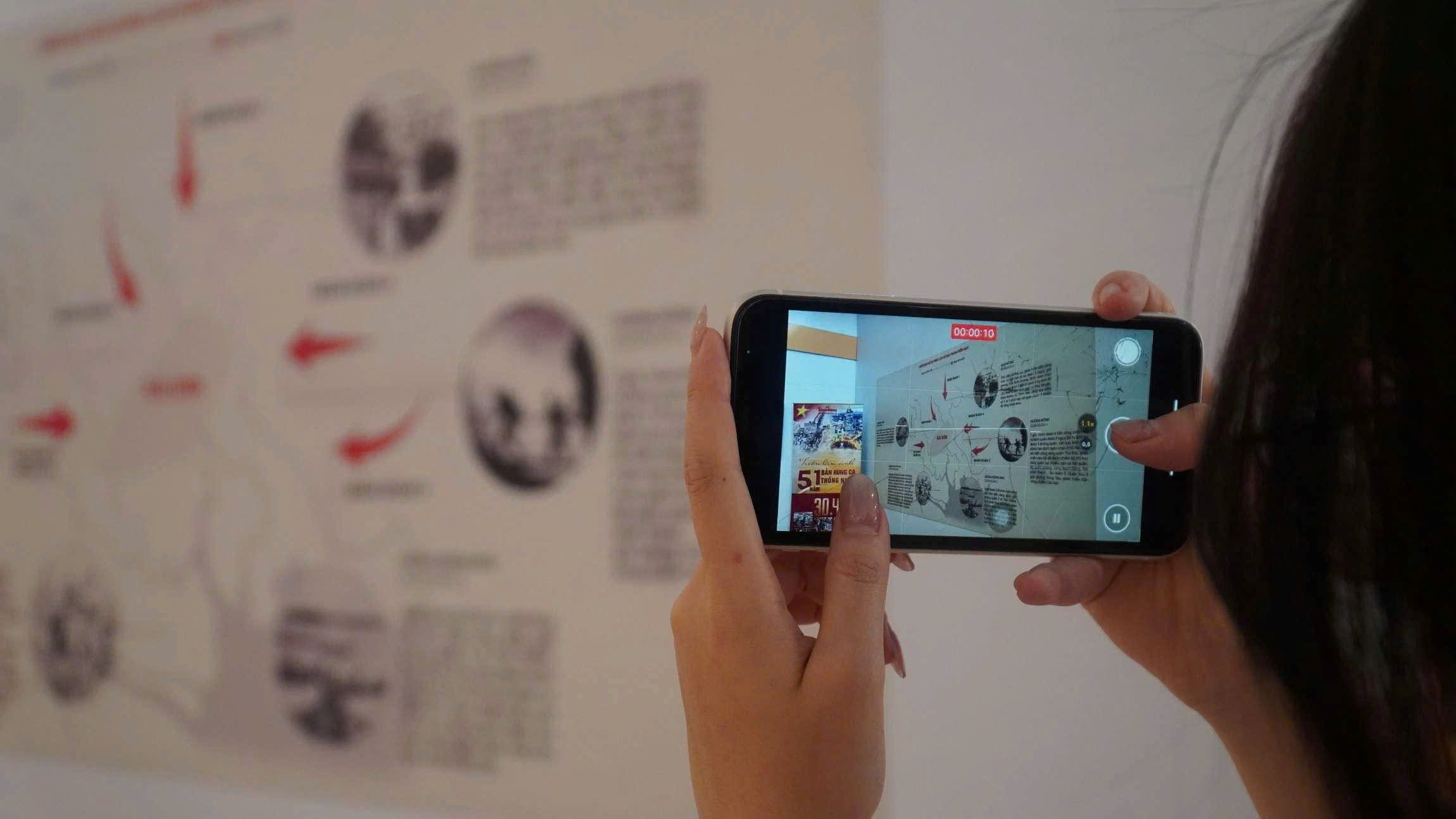 Triển lãm ảnh thu hút sự quan tâm đông đảo, đặc biệt là người trẻ. Ảnh: Minh Vũ