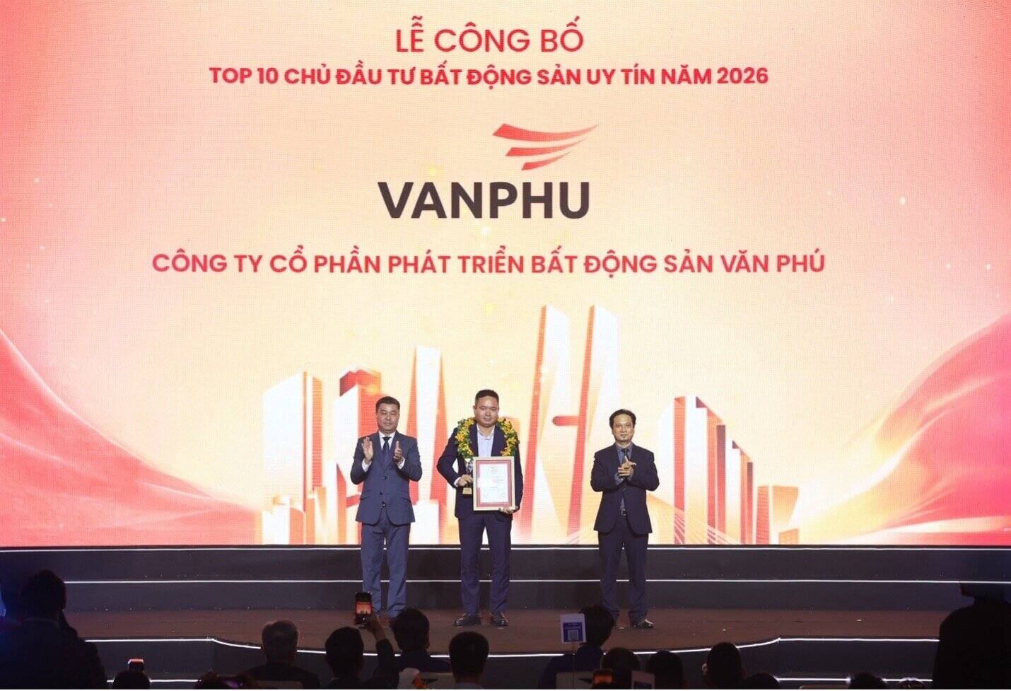 Representative of Van Phu receives the cup and certificate of Top 10 prestigious real estate investors 2026.