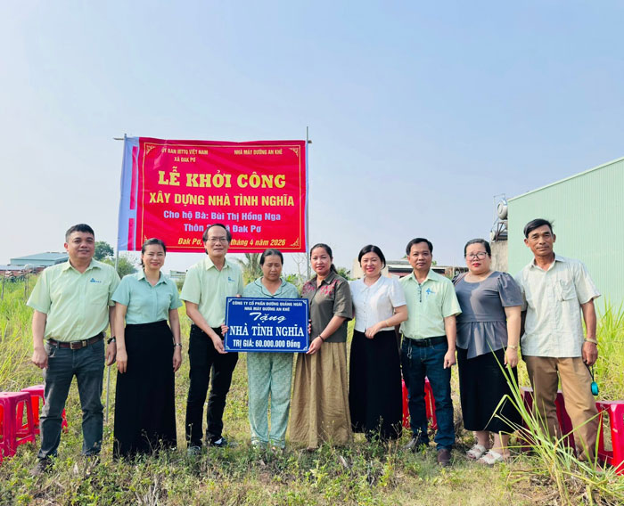 Le représentant de l'usine sucrière d'An Khê remet une aide financière pour la construction de maisons de la solidarité aux ménages pauvres. Photo: Thanh Tuấn