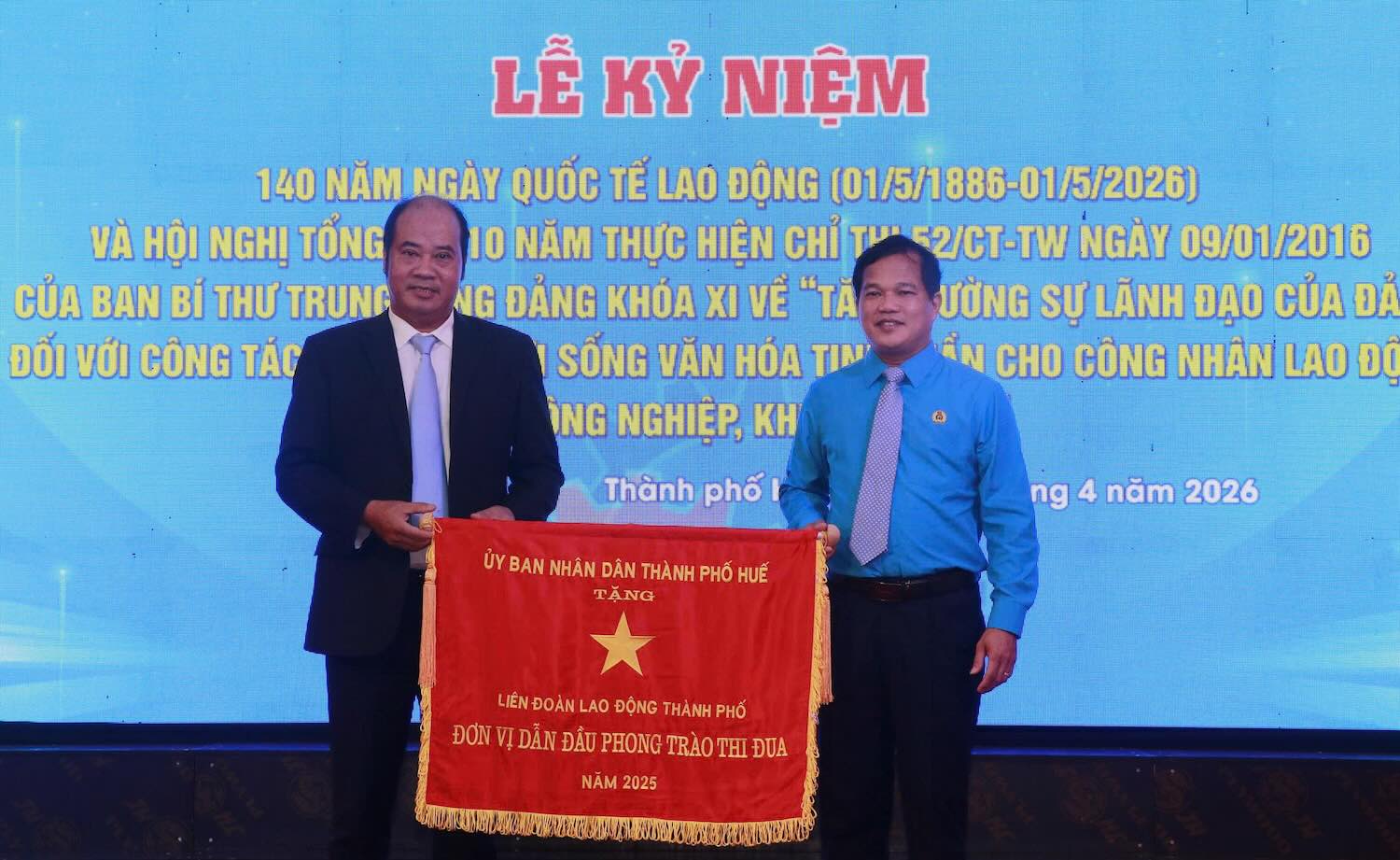 LĐLĐ TP Huế vinh dự được UBND thành phố tặng Cờ thi đua vì có thành tích xuất sắc dẫn đầu phong trào thi đua năm 2025. Ảnh: Quảng An.