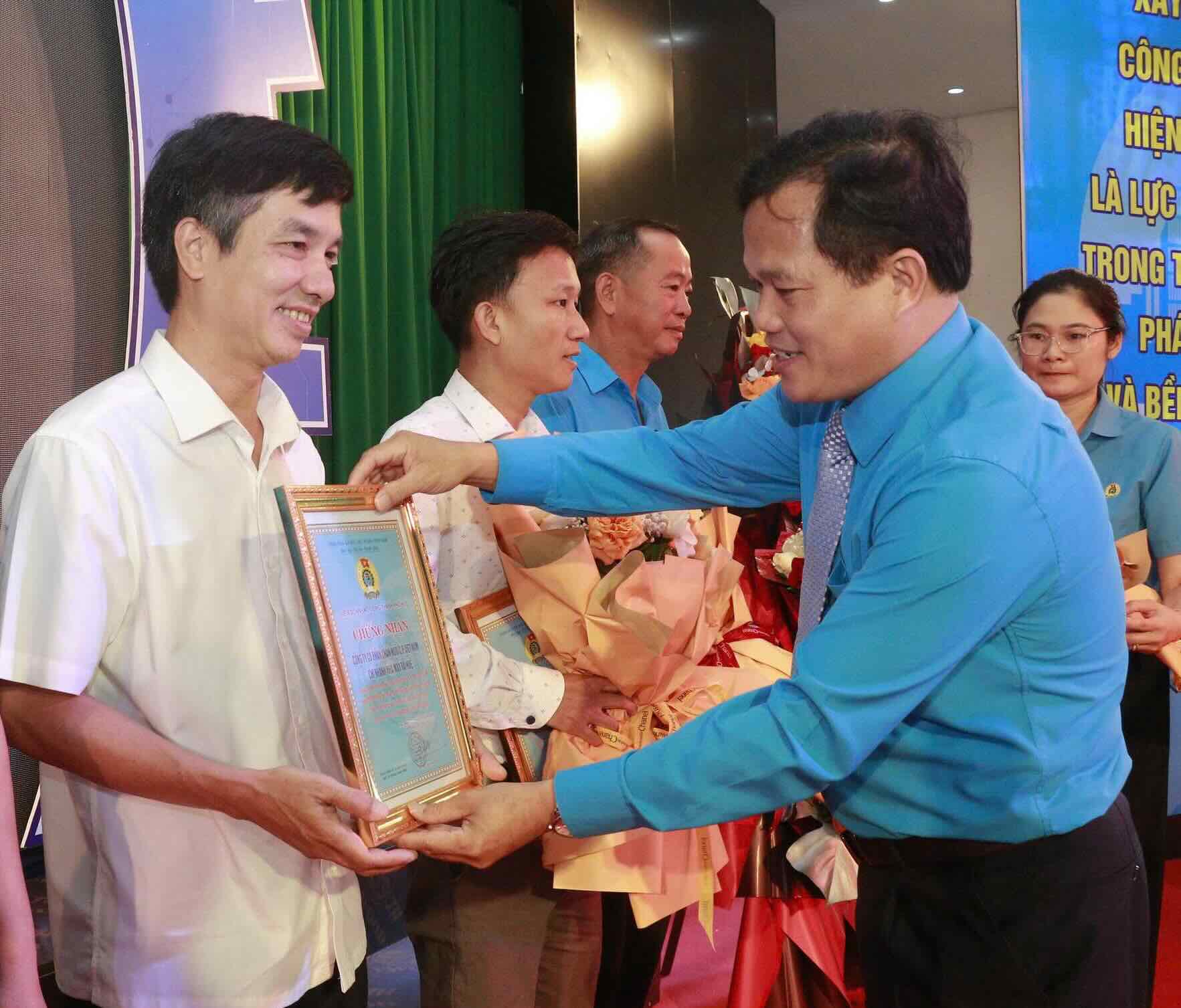 Chairman of Hue City Labor Federation awarded certificates to 20 typical businesses. Photo: Quang An.