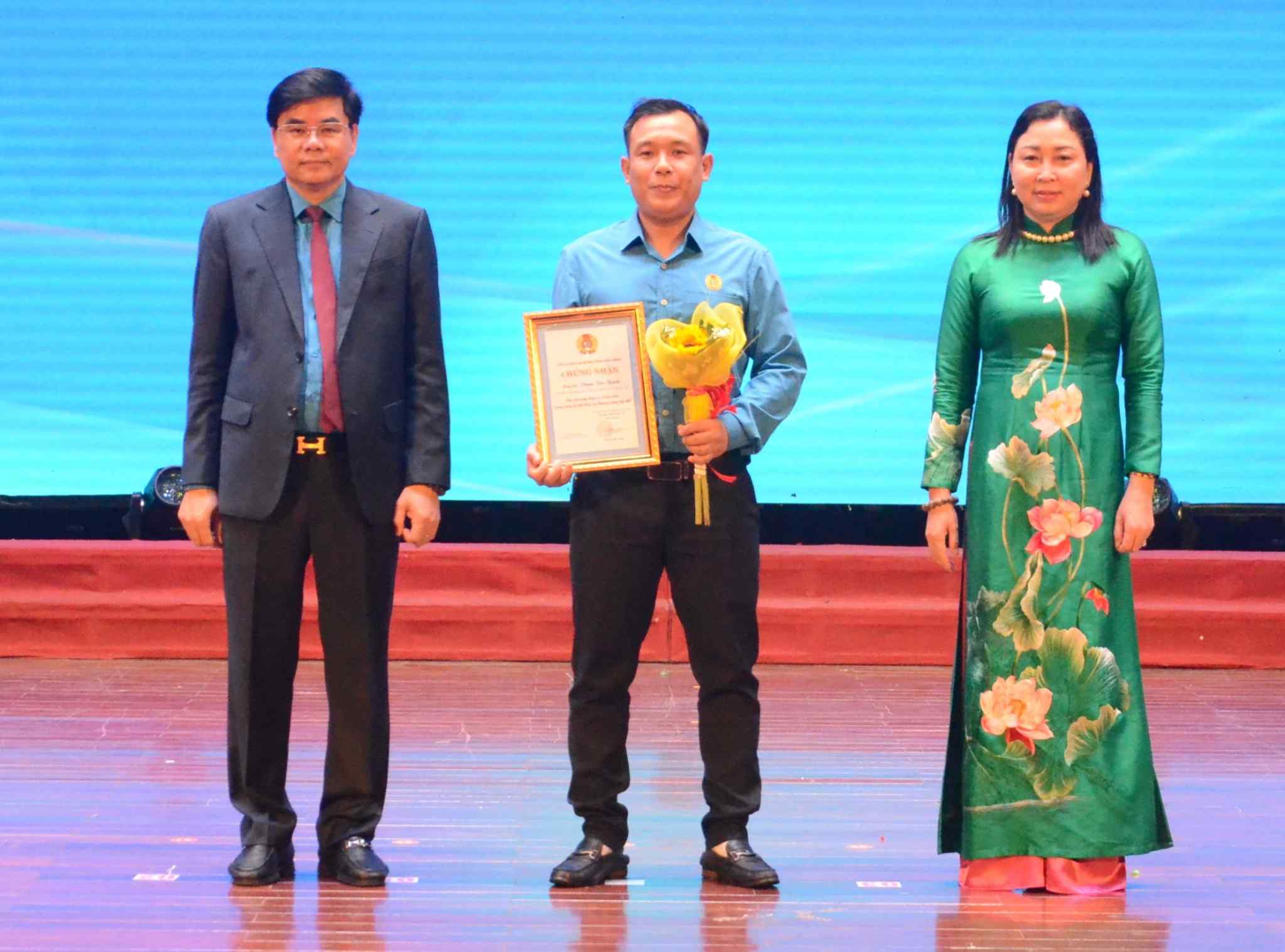 Bà Định Thị Lụa - Phó Bí thư Thường trực Tỉnh ủy, Chủ tịch Ủy ban MTTQ Việt Nam tỉnh Ninh Bình và ông Nguyễn Hải Long - Phó Chủ tịch Ủy ban MTTQ Việt Nam - Chủ tịch LĐLĐ tỉnh Ninh Bình trao Giấy chứng nhận cho các Chủ tịch CĐCS tiêu biểu. Ảnh: Nguyễn Trường